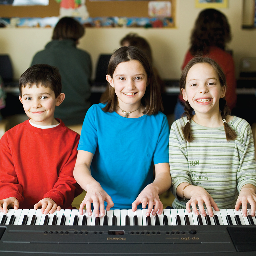 Music lessons at school. Музыкальная студия для детей. Домашнее музыкальное образование. Урок на тему Music Lesson. Студия музыки для детей.