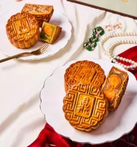 Dive into some of the best baked and snow skin mooncakes in Singapore this Mid-Autumn festival and get your orders in early for a discount! 